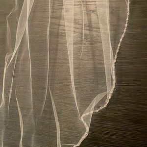 Fingertip length veil